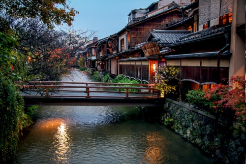 500 x 333 Canal in Gion district Kyoto Japan