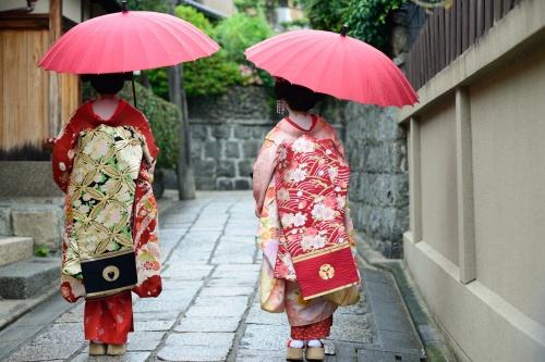 500 x 333 Geisha in Kyoto Japan