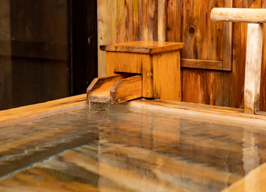 Wooden hotspring bath